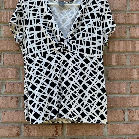 Chic Black and White Women's Top - Picture 1 of 5